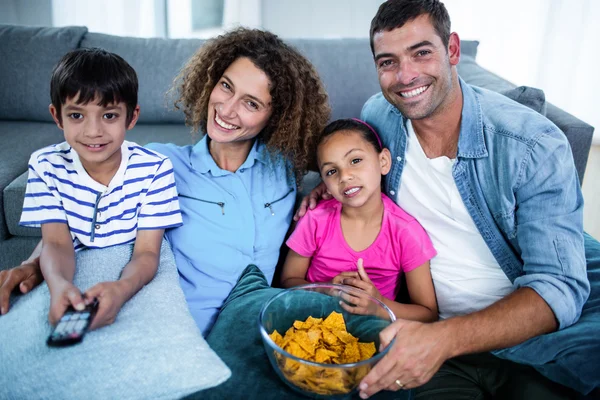 Porträtt av familj titta på match tillsammans — Stockfoto