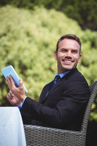 Hombre de negocios sonriente usando tableta — Foto de Stock