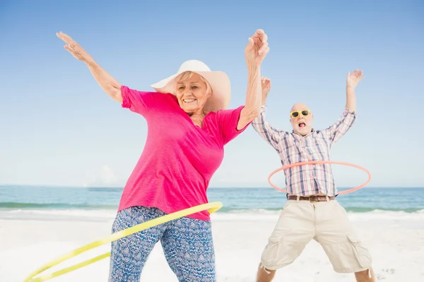 Üst düzey iki hula hoop yapıyor — Stok fotoğraf