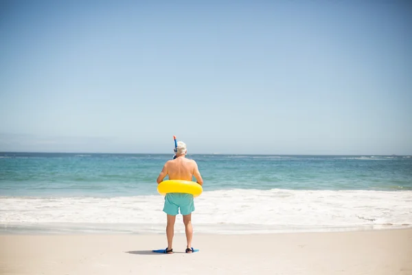 Senior man met zwemmen ring en flippers — Stockfoto