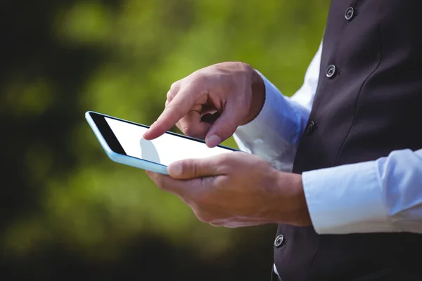 Stilig servitör med hjälp av tablet PC — Stockfoto