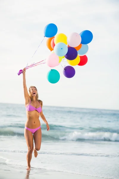 Vacker kvinna anläggning ballong — Stockfoto