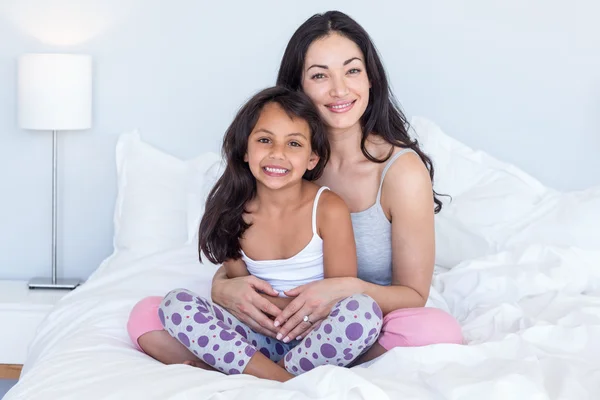 Mujer relajándose con su hija —  Fotos de Stock