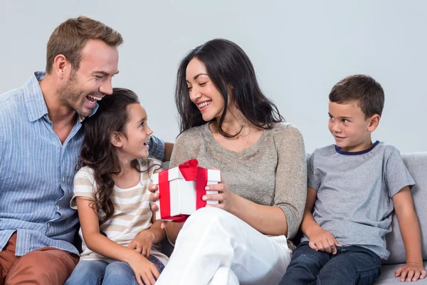 Niños dando un regalo sorpresa a su madre —  Fotos de Stock