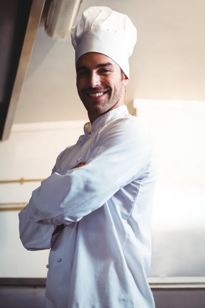 Chef posant avec les bras croisés — Photo