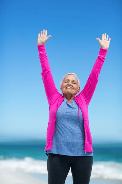 女性は彼女の腕を outstretching — ストック写真