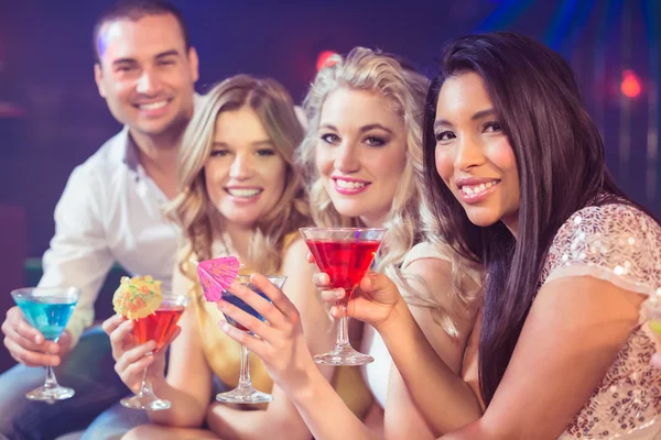 Glückliche Freunde mit Cocktails — Stockfoto