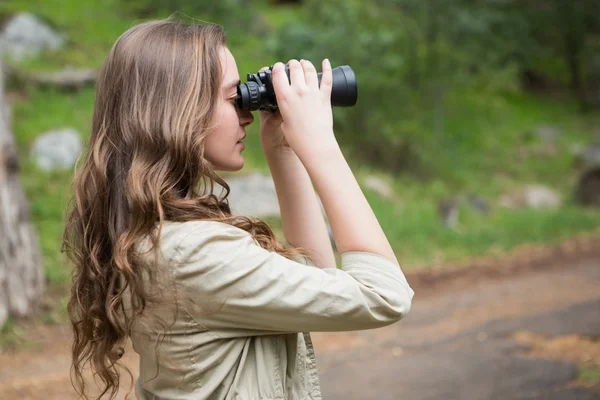 Femme utilisant des jumelles — Photo