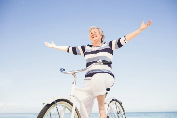 Starší žena na kole — Stock fotografie