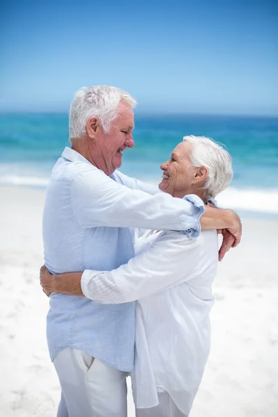 Äldre par embracing och tittar på varandra — Stockfoto
