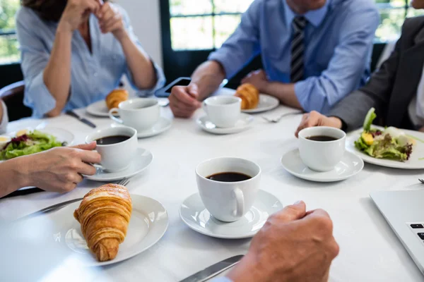 Geschäftsleute treffen sich im Restaurant — Stockfoto