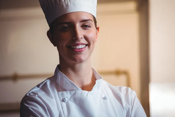 Chef-kok glimlachend en poseren met gekruiste armen — Stockfoto