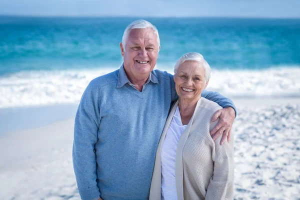 Äldre par stående ion stranden — Stockfoto