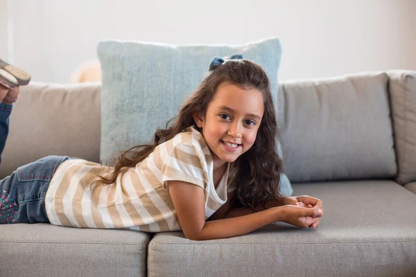 Retrato de uma menina deitada no sofá — Fotografia de Stock