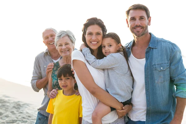 Família feliz posando na praia — Fotografia de Stock