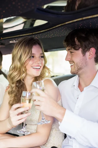 Bem vestido casal bebendo champanhe — Fotografia de Stock