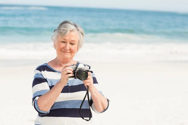 Femme âgée prenant une photo — Photo