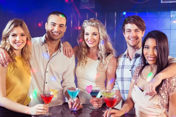 Glada vänner med cocktails — Stockfoto