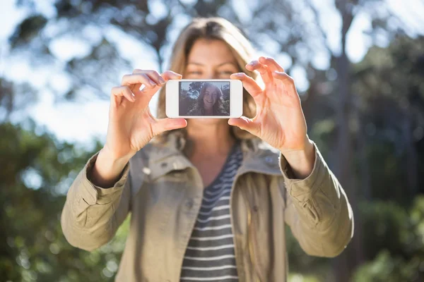 Sorrindo mulher tomando selfies — Fotografia de Stock