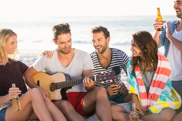 Amigos bebendo cerveja e tocando guitarra — Fotografia de Stock