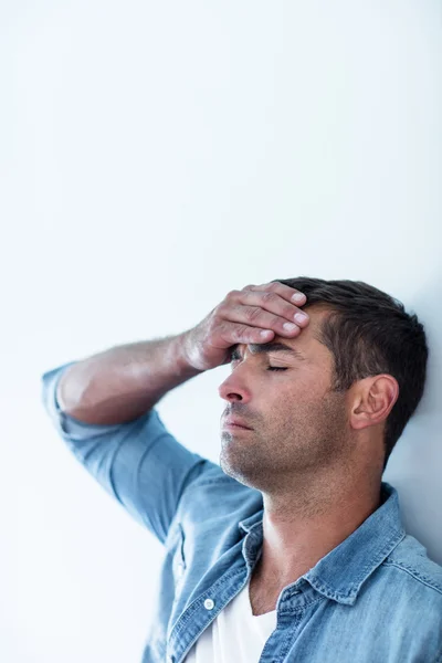 Boos man leunend op muur — Stockfoto