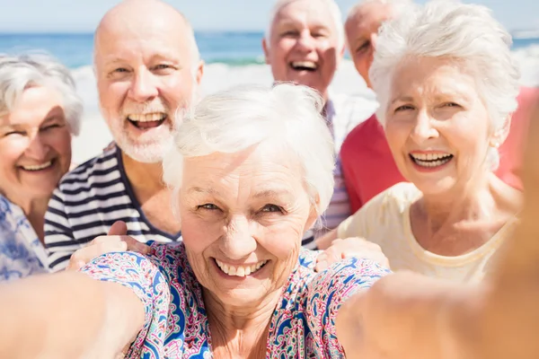 Amigos mayores tomando selfie —  Fotos de Stock