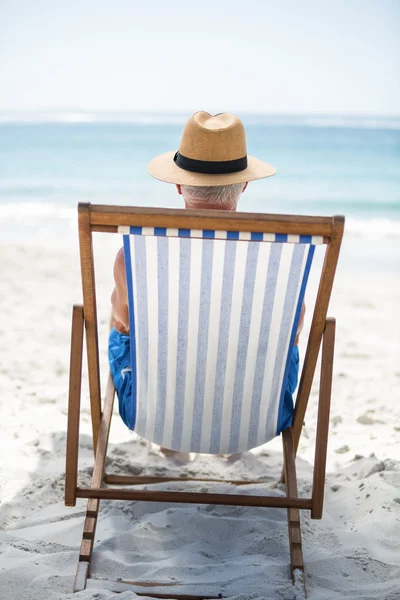 Volwassen man ontspannen op een ligstoel — Stockfoto