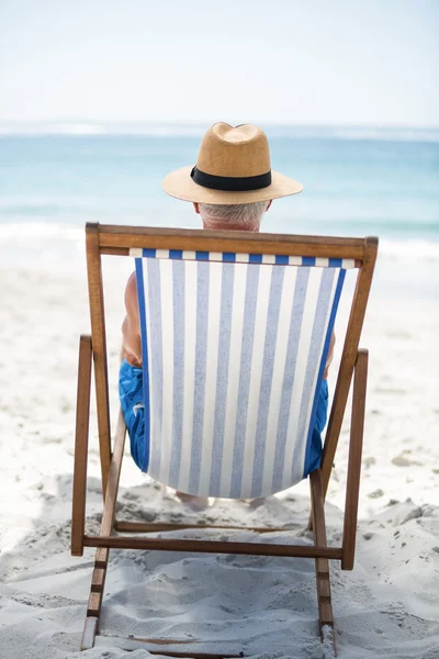 Reifer Mann entspannt sich auf einem Liegestuhl — Stockfoto