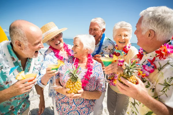 Seniorzy picia koktajli — Zdjęcie stockowe