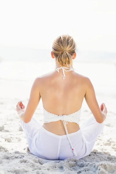 Vista trasera de la mujer realizando yoga en la playa — Foto de Stock