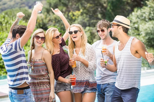 Grupp vänner dansa nära pool — Stockfoto