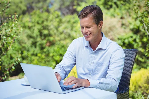 Empresário Usando Laptop com café — Fotografia de Stock