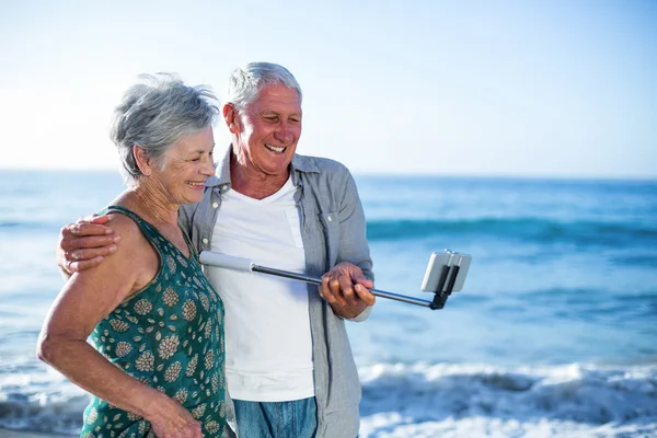 Anziani coppia prendere un selfie — Foto Stock