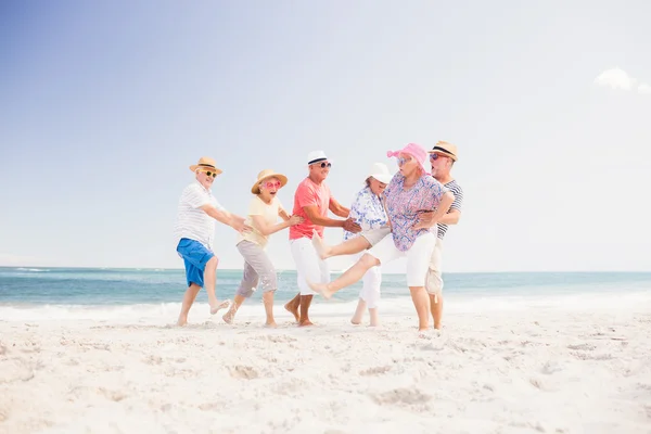 Fröhliche Senioren tanzen — Stockfoto