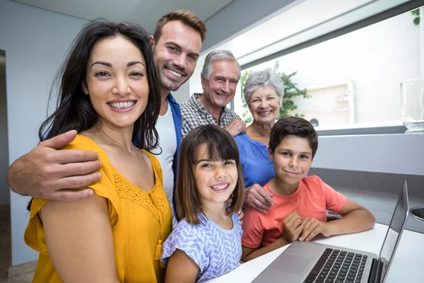 Família feliz interagindo usando laptop — Fotografia de Stock
