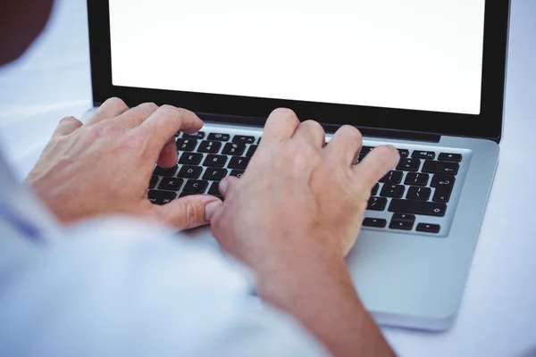 Fechar as mãos masculinas digitando no laptop — Fotografia de Stock