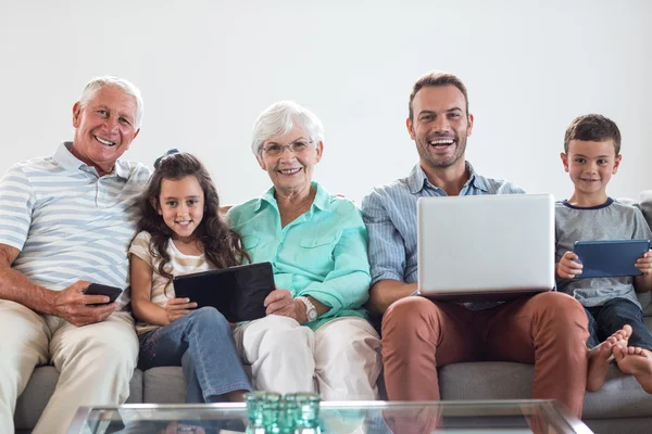 Szczęśliwa rodzina siedzi na kanapie — Zdjęcie stockowe
