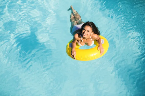 Porträt einer Frau im weißen Bikini — Stockfoto