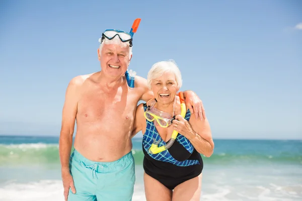 Старша пара носить снорк і окуляри для дайвінгу — стокове фото