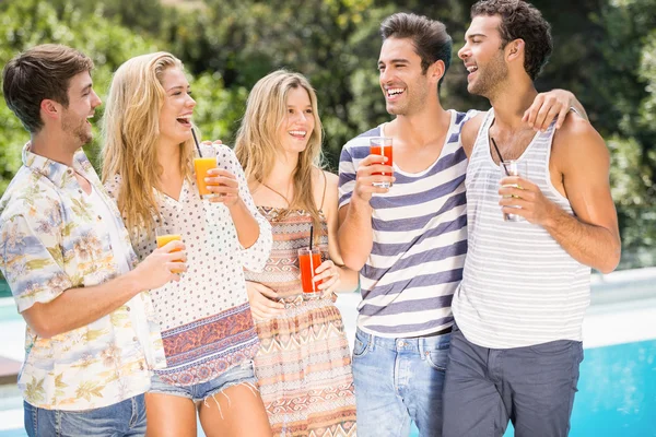 Grupo de amigos felices teniendo jugo cerca de la piscina — Foto de Stock