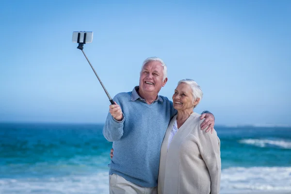Söt äldre par med selfie med selfie pinne — Stockfoto