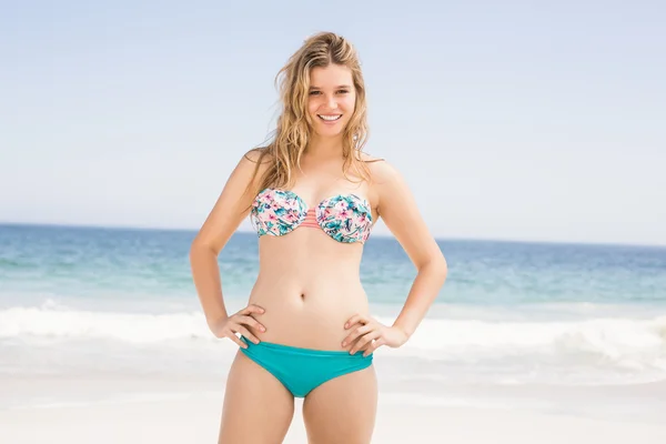 Счастливая женщина в бикини стоит на пляже — стоковое фото
