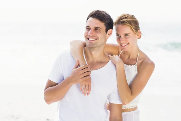 Jong koppel omarmen op het strand — Stockfoto