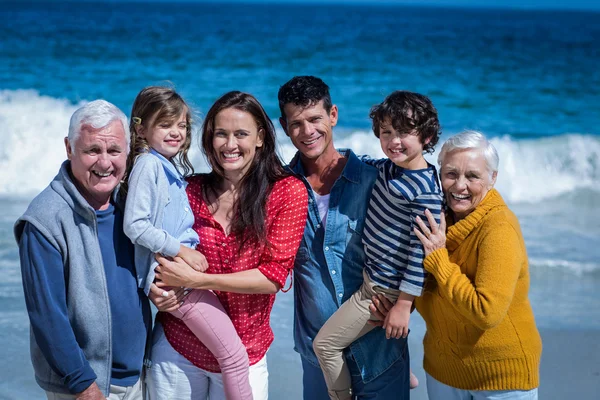 Familia feliz posando en la playa — Foto de Stock