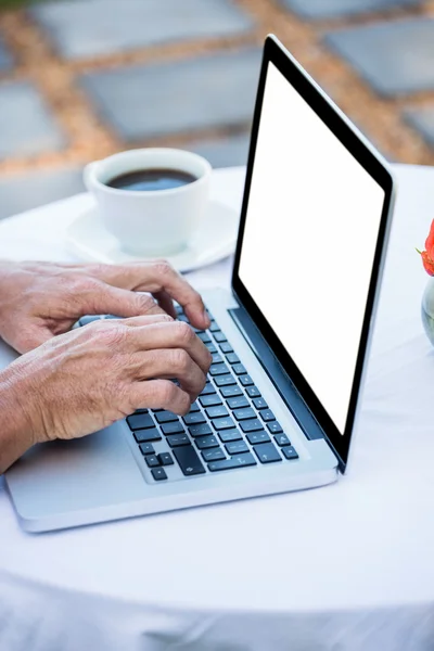 Mãos masculinas digitando em um laptop — Fotografia de Stock