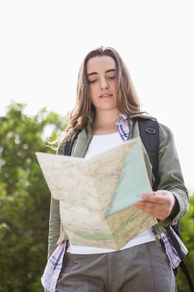 Mujer revisando el mapa —  Fotos de Stock