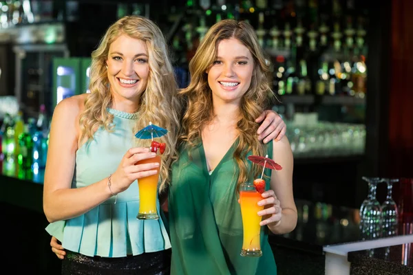 Prieteni fericiti care beau cocktail-uri — Fotografie, imagine de stoc