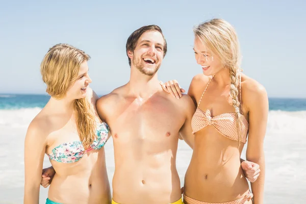 Jóvenes amigos divirtiéndose en la playa —  Fotos de Stock