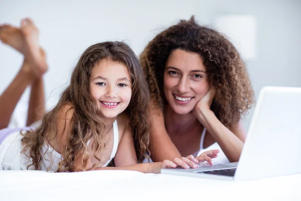 Mãe e filha usando laptop — Fotografia de Stock