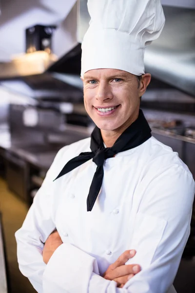 Chef de pie con los brazos cruzados — Foto de Stock